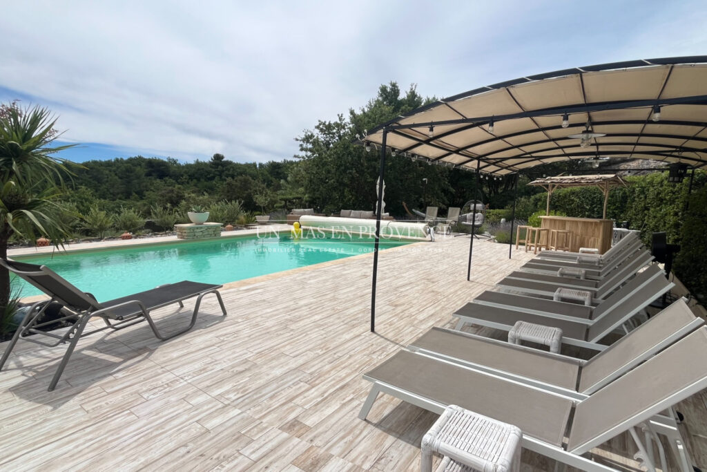 Bastide provençale de charme proche de Gordes avec piscine cha – 7 pièces – 5 chambres – 300.00 m²
