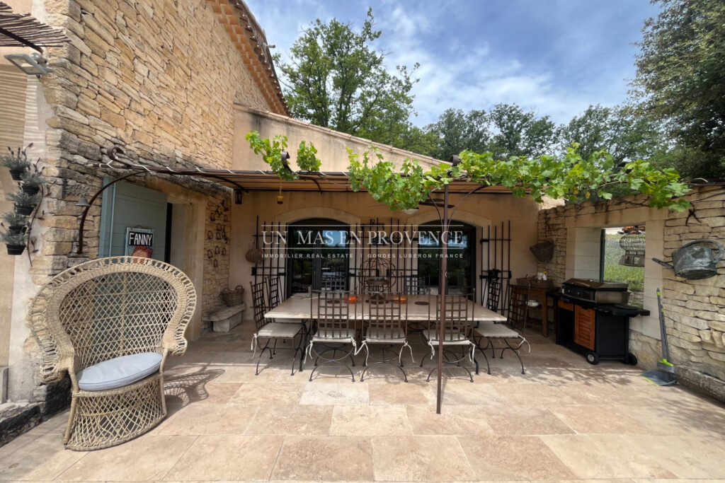 Bastide provençale de charme proche de Gordes avec piscine cha – 7 pièces – 5 chambres – 300.00 m²