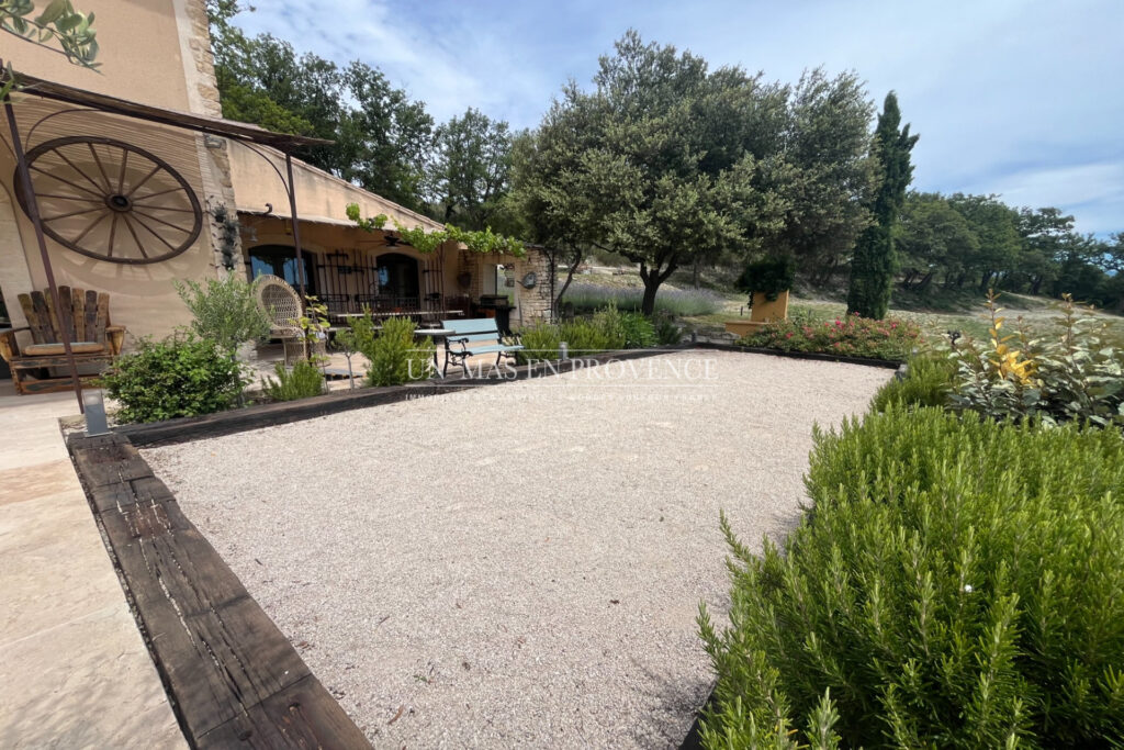 Bastide provençale de charme proche de Gordes avec piscine cha – 7 pièces – 5 chambres – 300.00 m²