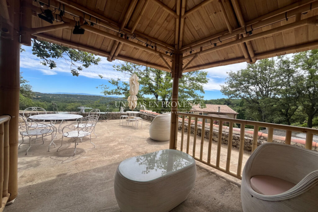 Bastide provençale de charme proche de Gordes avec piscine cha – 7 pièces – 5 chambres – 300.00 m²