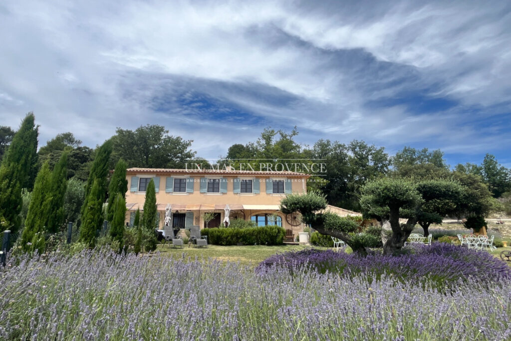 Bastide provençale de charme proche de Gordes avec piscine cha – 7 pièces – 5 chambres – 300.00 m²