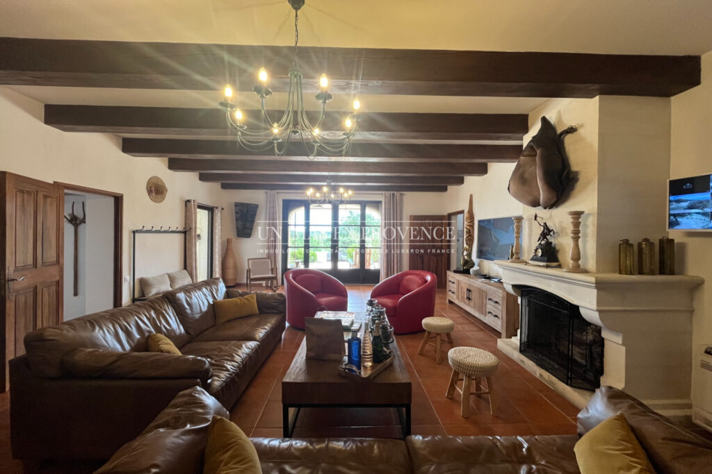 Bastide provençale de charme proche de Gordes avec piscine cha – 7 pièces – 5 chambres – 300.00 m²