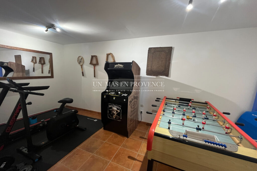 Bastide provençale de charme proche de Gordes avec piscine cha – 7 pièces – 5 chambres – 300.00 m²