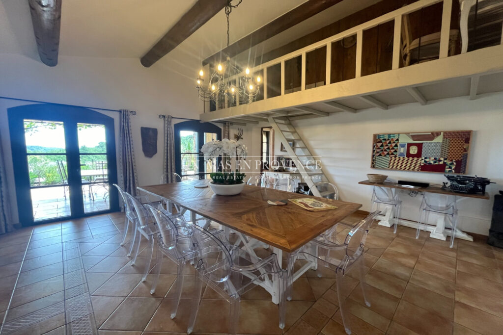 Bastide provençale de charme proche de Gordes avec piscine cha – 7 pièces – 5 chambres – 300.00 m²
