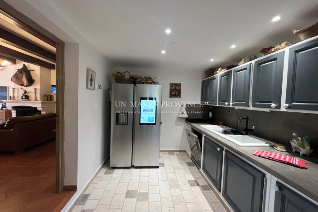 Bastide provençale de charme proche de Gordes avec piscine cha – 7 pièces – 5 chambres – 300.00 m²