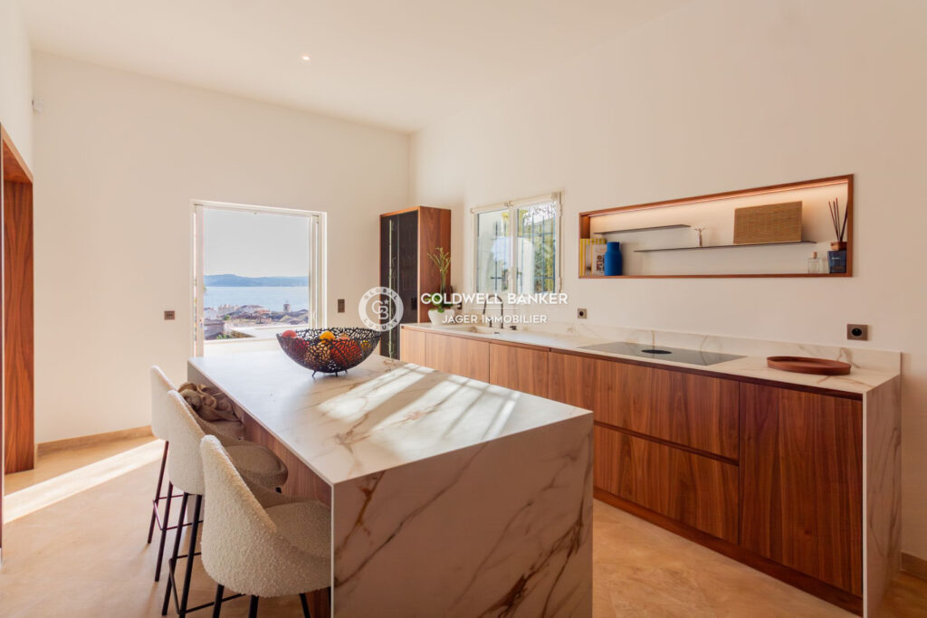 Superbe villa bourgeoise néo-méditerranéenne avec vue mer ? Sa – 6 pièces – 4 chambres – 264.00 m²