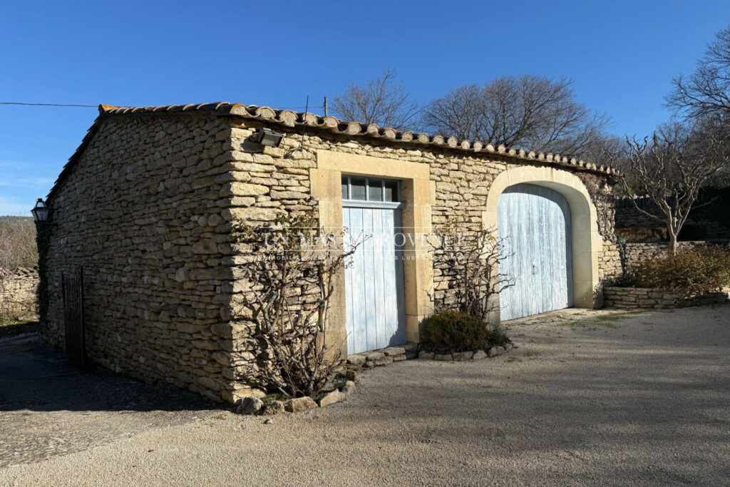 Mas Provençal en Pierre avec Piscine à Gordes ? Location Saiso – NR pièces – 4 chambres