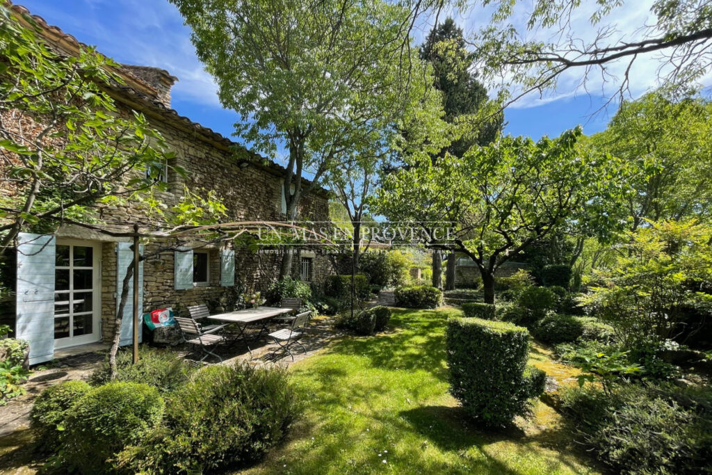 Mas Provençal en Pierre avec Piscine à Gordes ? Location Saiso – NR pièces – 4 chambres