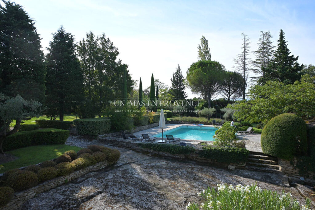 Mas Provençal en Pierre avec Piscine à Gordes ? Location Saiso – NR pièces – 4 chambres