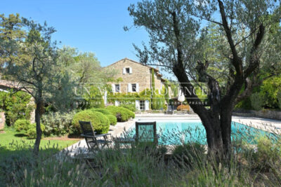 Mas Provençal en Pierre avec Piscine à Gordes ? Location Saiso – NR pièces – 4 chambres