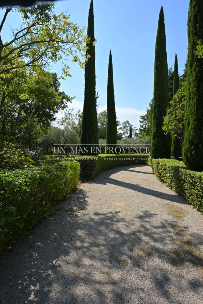 Mas Provençal en Pierre avec Piscine à Gordes ? Location Saiso – NR pièces – 4 chambres