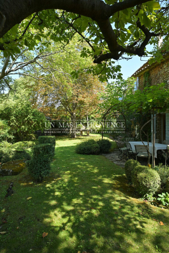 Mas Provençal en Pierre avec Piscine à Gordes ? Location Saiso – NR pièces – 4 chambres