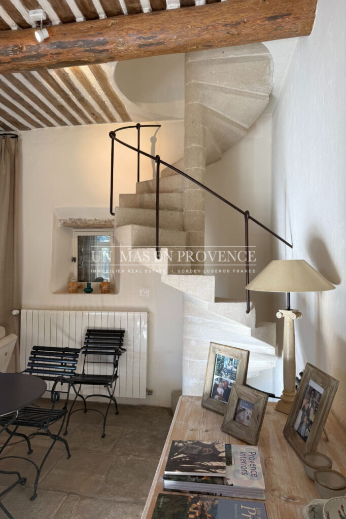 Mas Provençal en Pierre avec Piscine à Gordes ? Location Saiso – NR pièces – 4 chambres