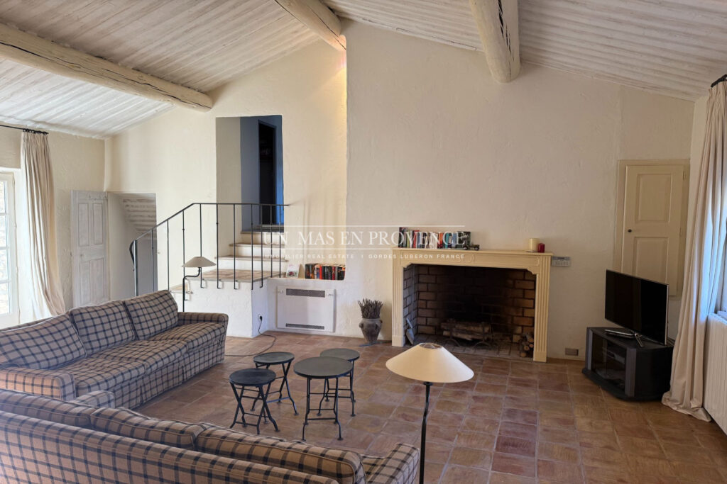 Mas Provençal en Pierre avec Piscine à Gordes ? Location Saiso – NR pièces – 4 chambres