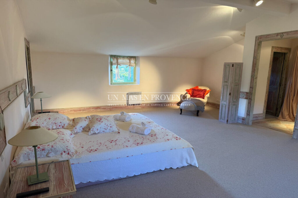 Mas Provençal en Pierre avec Piscine à Gordes ? Location Saiso – NR pièces – 4 chambres