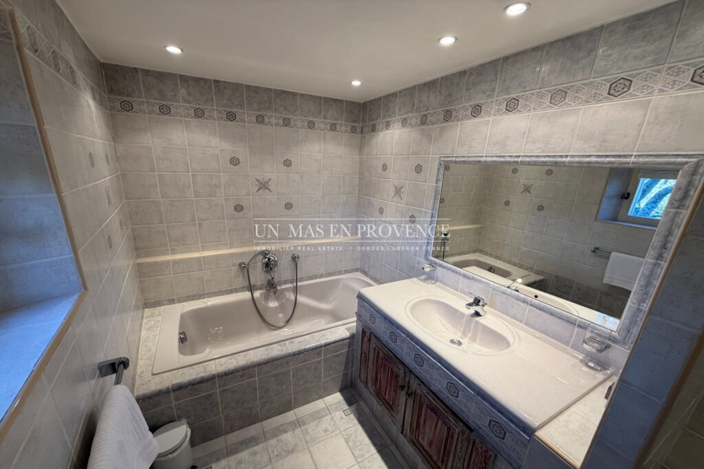 Mas Provençal en Pierre avec Piscine à Gordes ? Location Saiso – NR pièces – 4 chambres