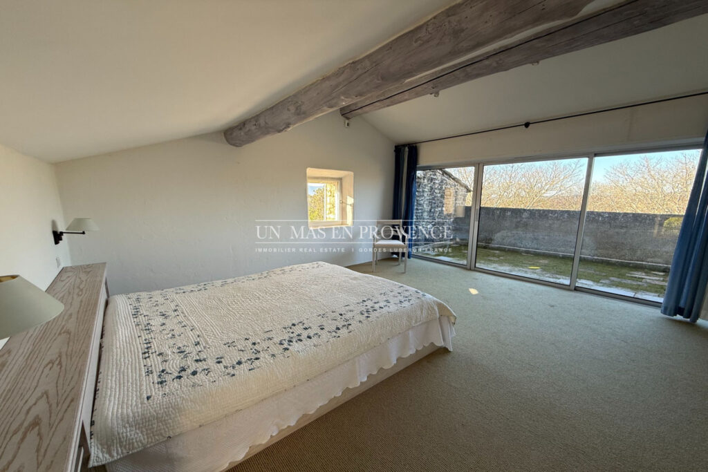 Mas Provençal en Pierre avec Piscine à Gordes ? Location Saiso – NR pièces – 4 chambres