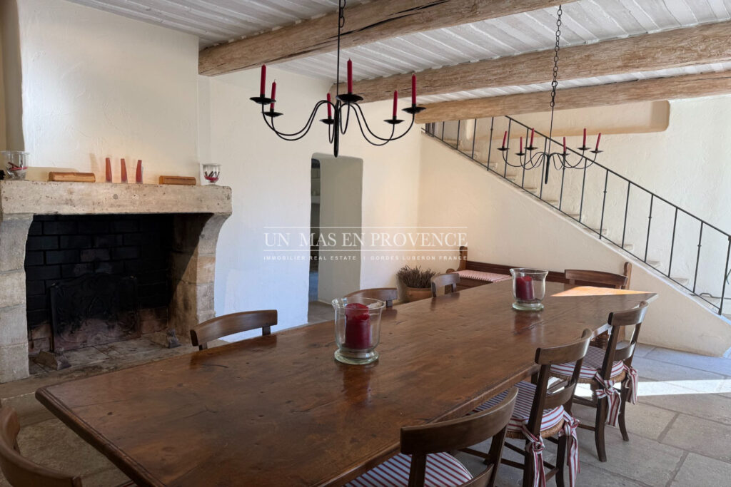 Mas Provençal en Pierre avec Piscine à Gordes ? Location Saiso – NR pièces – 4 chambres