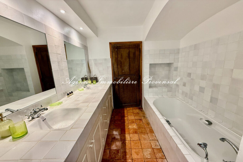 vente villa provençale 8 Pièce(s) – 8 pièces – 5 chambres – 300.00 m²