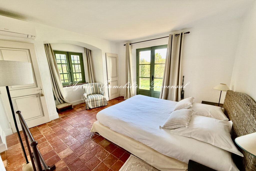 vente villa provençale 8 Pièce(s) – 8 pièces – 5 chambres – 300.00 m²