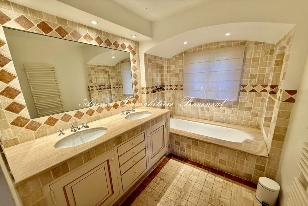 vente villa provençale 8 Pièce(s) – 8 pièces – 5 chambres – 300.00 m²