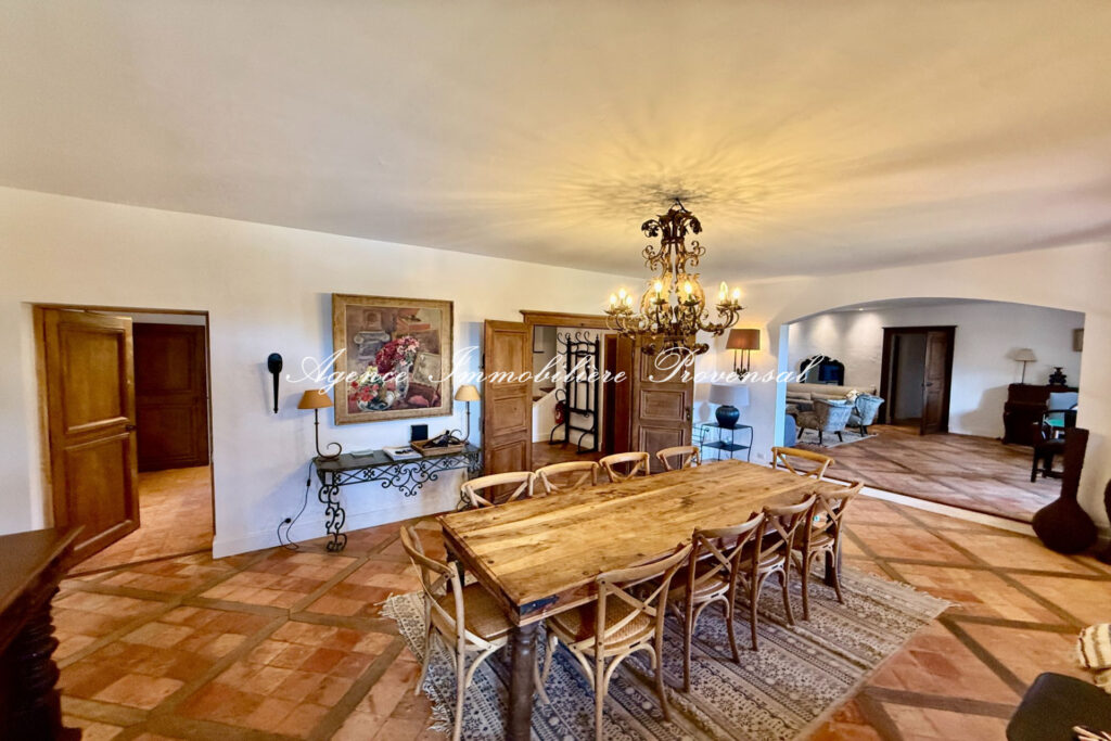vente villa provençale 8 Pièce(s) – 8 pièces – 5 chambres – 300.00 m²