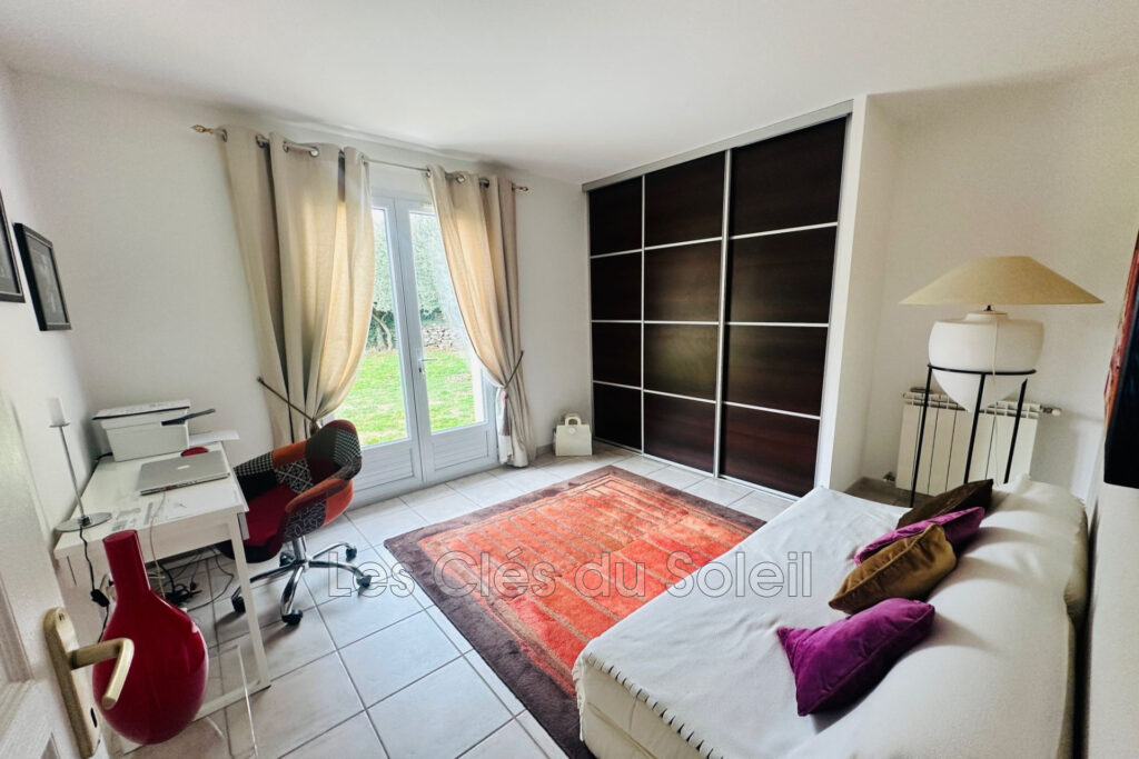 Situé dans un quartier résidentiel, calme et recherché, cette  – 4 pièces – 3 chambres – 125.00 m²