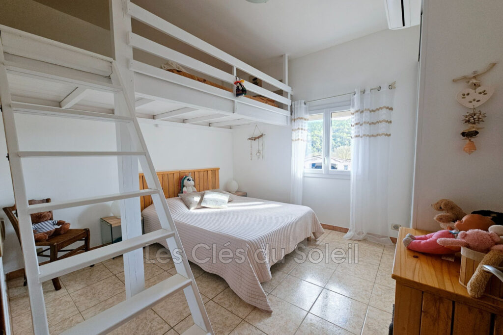 Maison plain-pied  140 m² au sol avec piscine et vue dégagée – – 4 pièces – 3 chambres – 138.00 m²