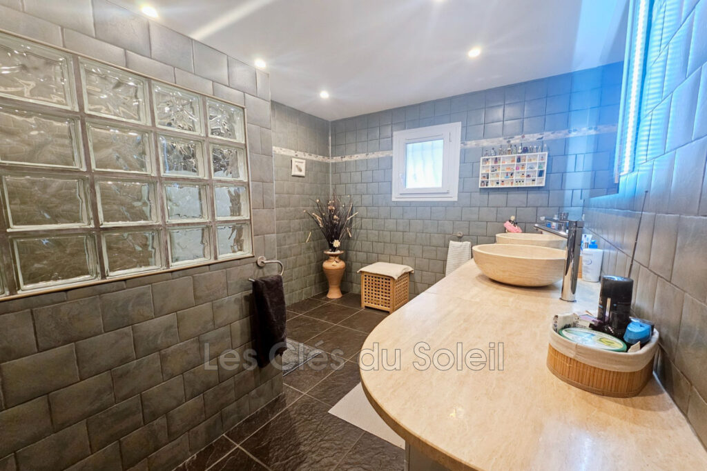 Maison plain-pied  140 m² au sol avec piscine et vue dégagée – – 4 pièces – 3 chambres – 138.00 m²