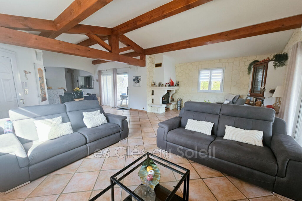 Maison plain-pied  140 m² au sol avec piscine et vue dégagée – – 4 pièces – 3 chambres – 138.00 m²