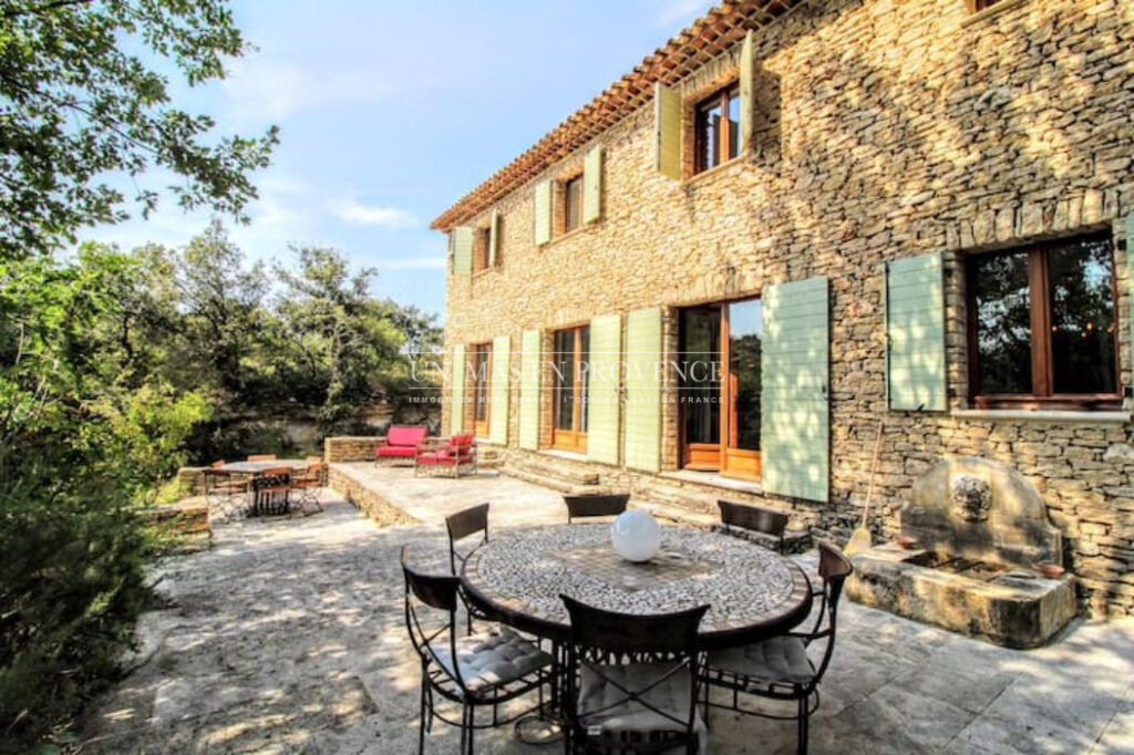Mas Provençal de Charme avec Piscine ? Vue sur les Collines du – NR pièces – 4 chambres – 190.00 m²
