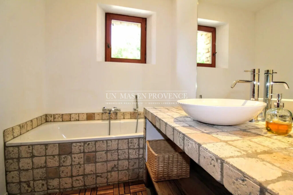 Mas Provençal de Charme avec Piscine ? Vue sur les Collines du – NR pièces – 4 chambres – 190.00 m²