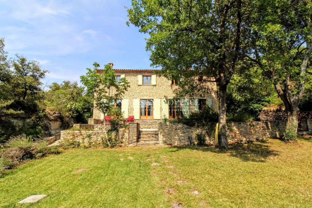 Mas Provençal de Charme avec Piscine ? Vue sur les Collines du – NR pièces – 4 chambres – 190.00 m²