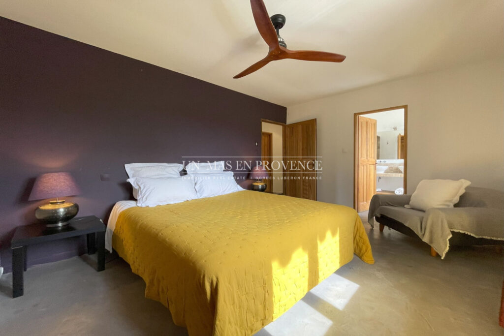 Mas Provençal de Charme avec Piscine ? Vue sur les Collines du – NR pièces – 4 chambres – 190.00 m²