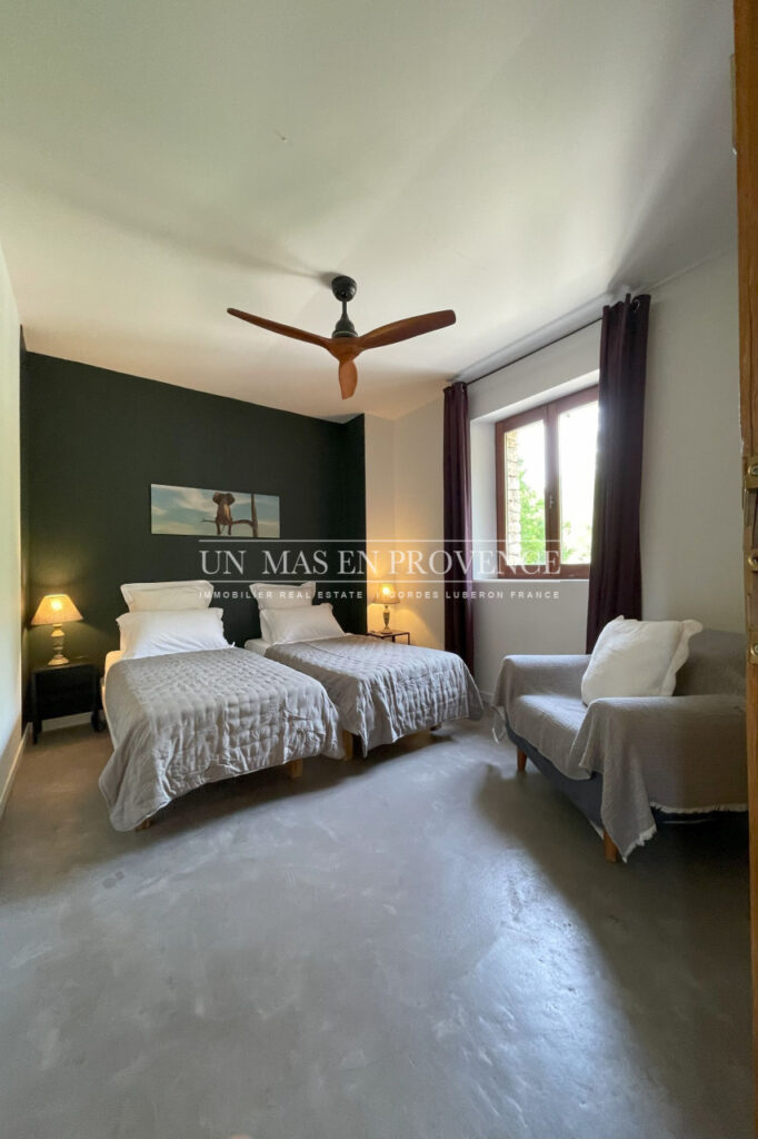 Mas Provençal de Charme avec Piscine ? Vue sur les Collines du – NR pièces – 4 chambres – 190.00 m²