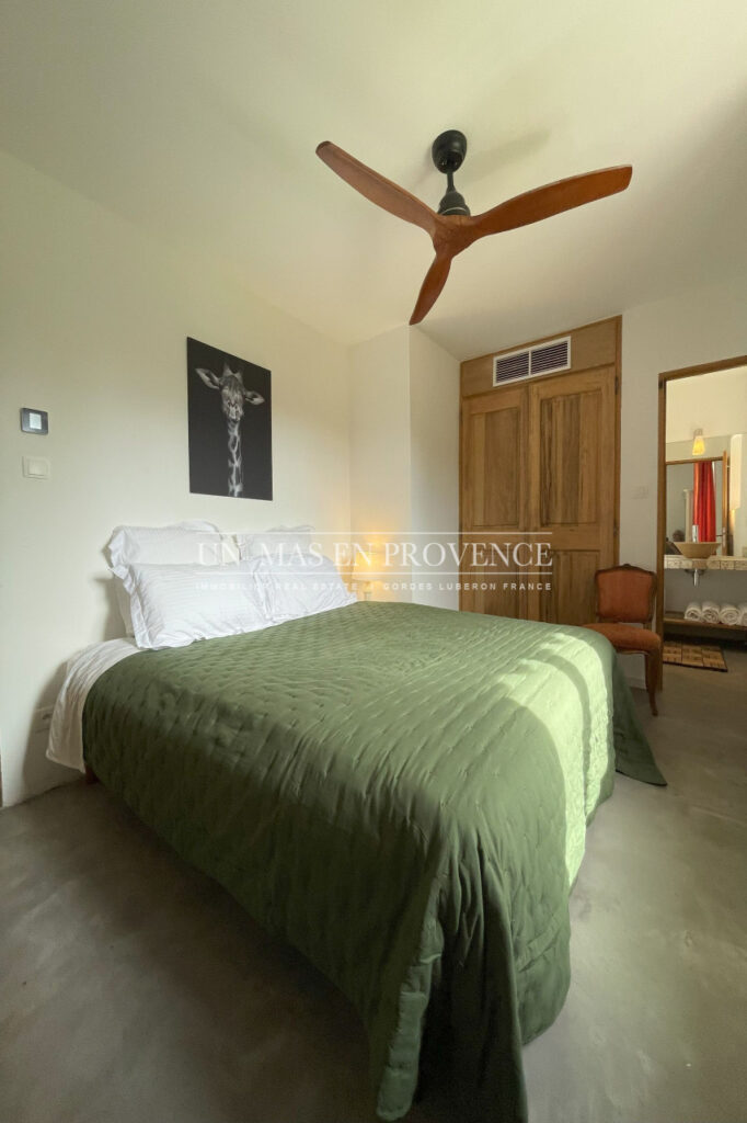 Mas Provençal de Charme avec Piscine ? Vue sur les Collines du – NR pièces – 4 chambres – 190.00 m²