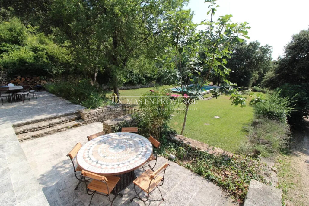 Mas Provençal de Charme avec Piscine ? Vue sur les Collines du – NR pièces – 4 chambres – 190.00 m²