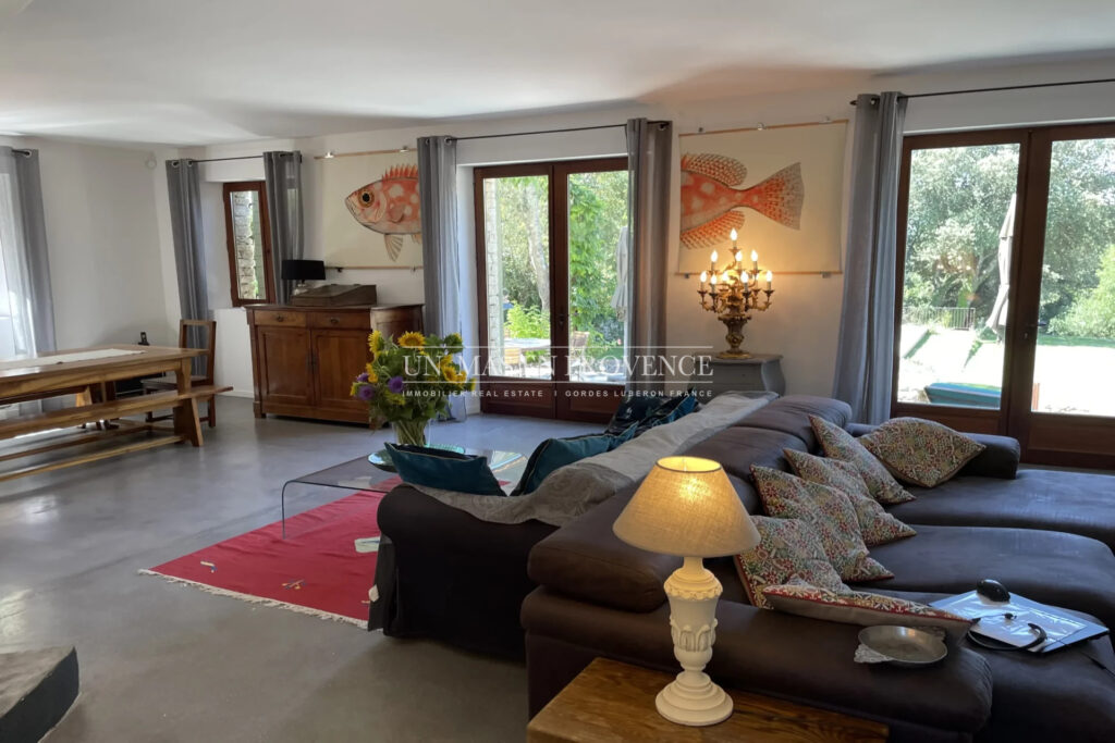 Mas Provençal de Charme avec Piscine ? Vue sur les Collines du – NR pièces – 4 chambres – 190.00 m²
