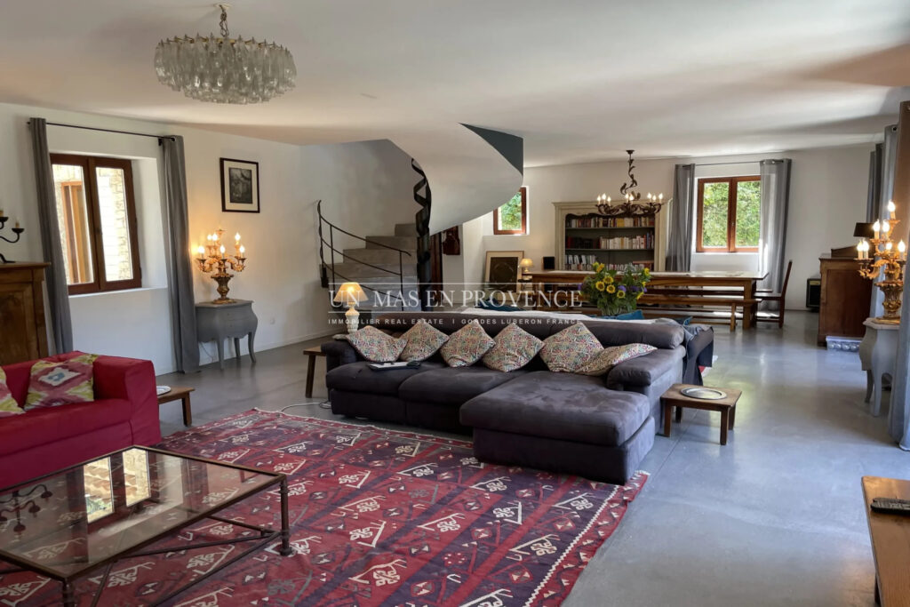 Mas Provençal de Charme avec Piscine ? Vue sur les Collines du – NR pièces – 4 chambres – 190.00 m²