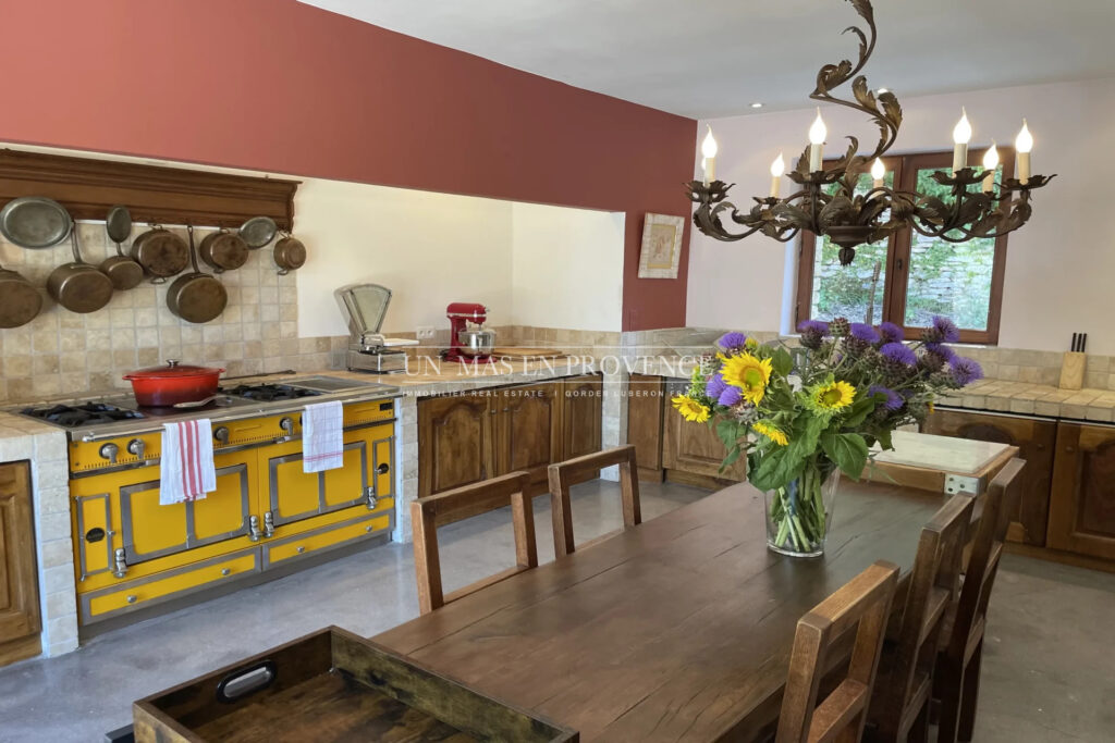 Mas Provençal de Charme avec Piscine ? Vue sur les Collines du – NR pièces – 4 chambres – 190.00 m²