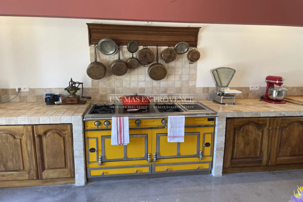 Mas Provençal de Charme avec Piscine ? Vue sur les Collines du – NR pièces – 4 chambres – 190.00 m²