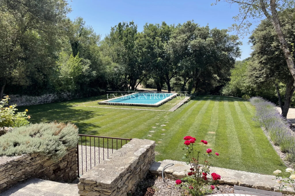 Mas Provençal de Charme avec Piscine ? Vue sur les Collines du – NR pièces – 4 chambres – 190.00 m²