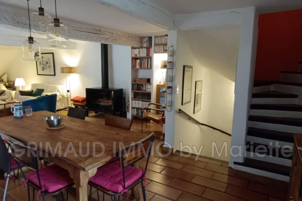 maison de village avec garage et jardin avec bassin. – 6 pièces – 3 chambres – 125.00 m²