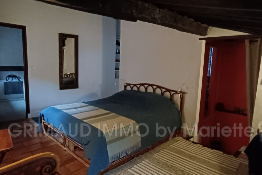 maison de village avec garage et jardin avec bassin. – 6 pièces – 3 chambres – 125.00 m²