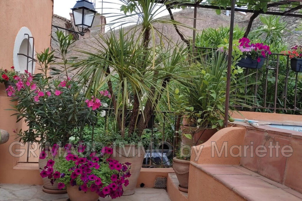 maison de village avec garage et jardin avec bassin. – 6 pièces – 3 chambres – 125.00 m²