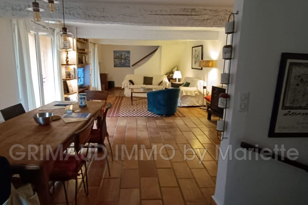 maison de village avec garage et jardin avec bassin. – 6 pièces – 3 chambres – 125.00 m²