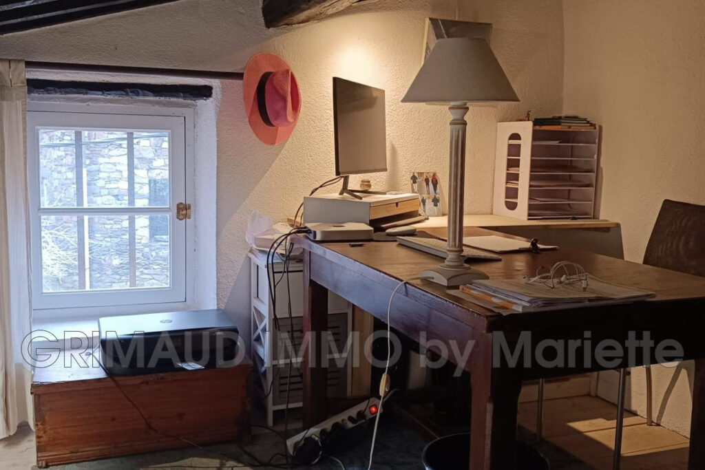 maison de village avec garage et jardin avec bassin. – 6 pièces – 3 chambres – 125.00 m²