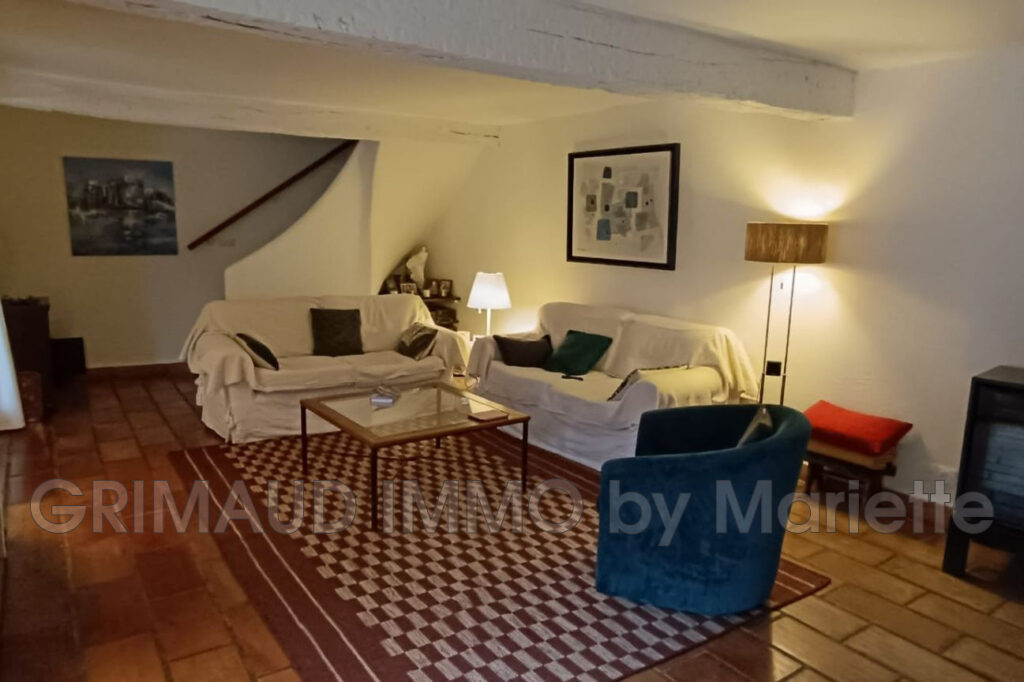 maison de village avec garage et jardin avec bassin. – 6 pièces – 3 chambres – 125.00 m²