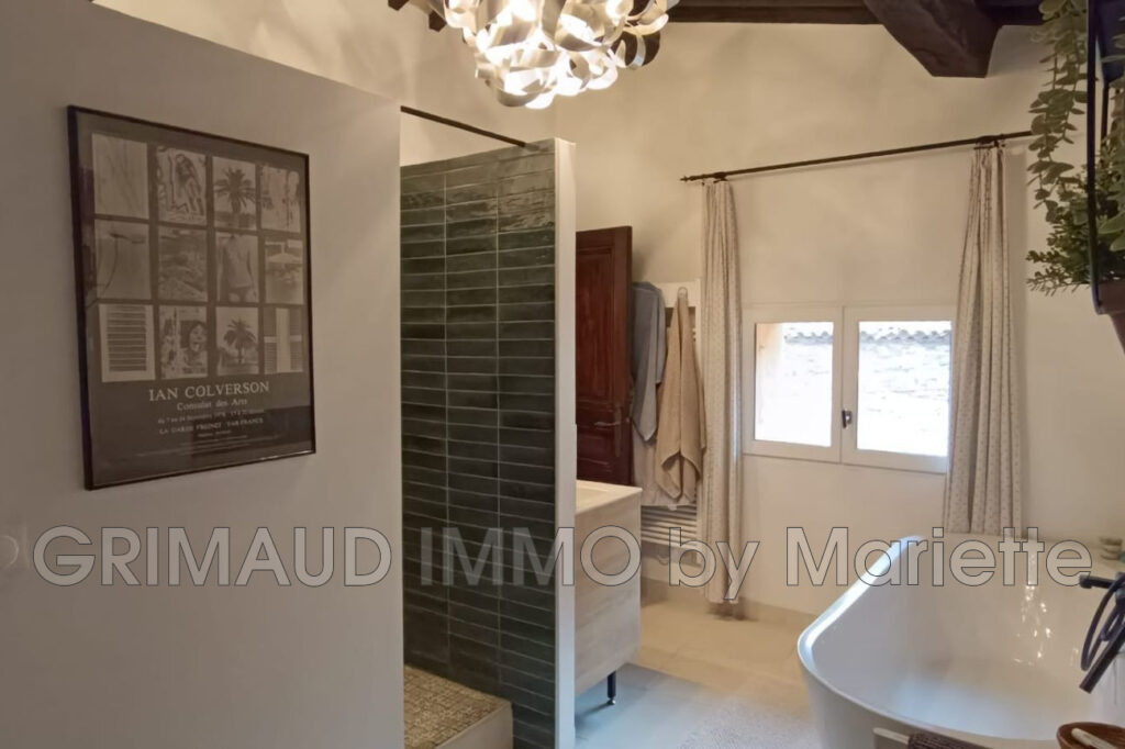 maison de village avec garage et jardin avec bassin. – 6 pièces – 3 chambres – 125.00 m²