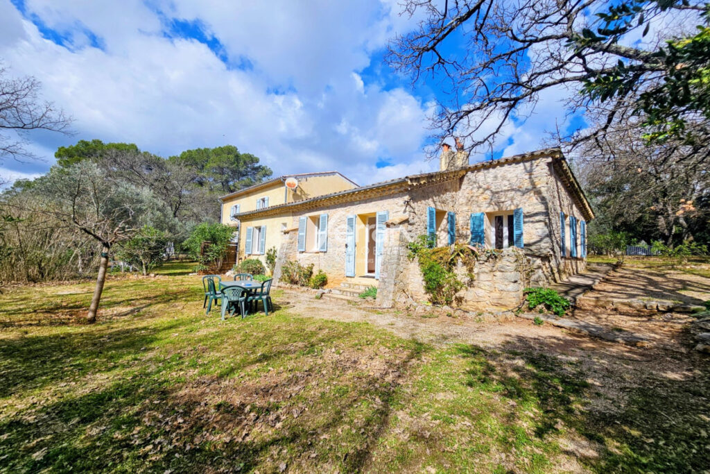 Bastide avec piscine sur plus d’1 hectare ? 2 habitations ? Le – 9 pièces – 5 chambres – 216.00 m²